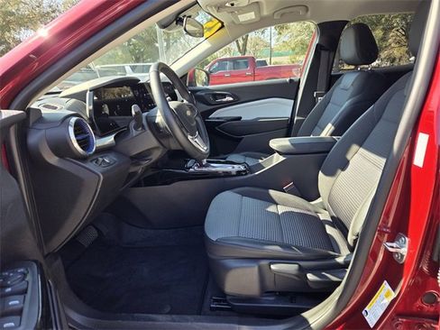 Used 2025 Chevrolet Trax LT w/ LT Convenience Package image 12