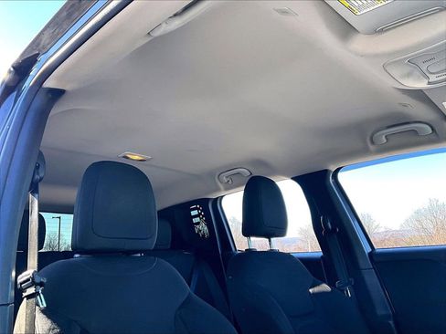 Used 2019 Jeep Renegade Latitude w/ Cold Weather Group image 21