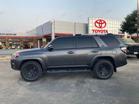 Used 2022 Toyota 4Runner SR5 Premium w/ Moonroof Package RWD image 8