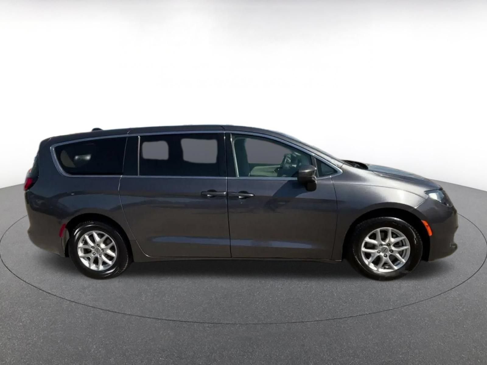 Used 2023 Chrysler Voyager LX FWD image 15