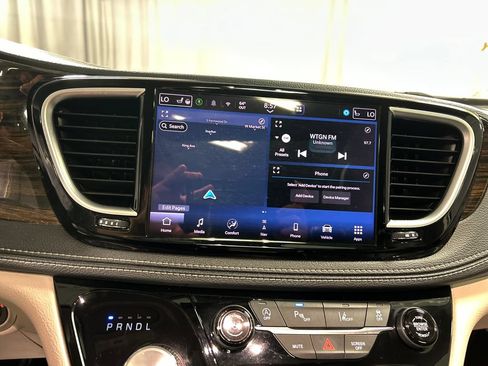 Used 2023 Chrysler Pacifica Limited FWD image 17