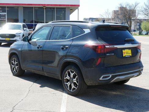 Used 2023 Kia Seltos EX image 3