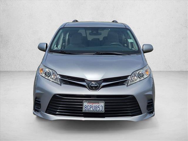 Used 2018 Toyota Sienna LE w/ Carpet Mat Package FWD image 2