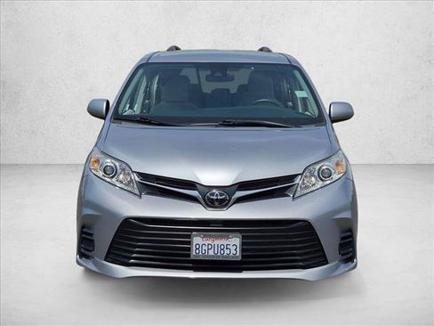 Used 2018 Toyota Sienna LE w/ Carpet Mat Package FWD image 2