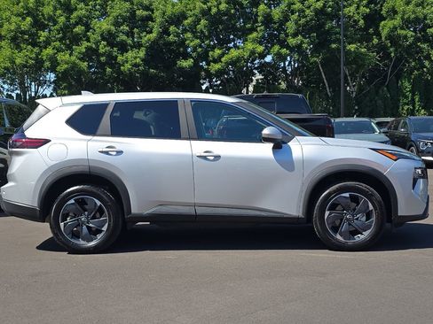 Used 2025 Nissan Rogue SV AWD/4WD image 3
