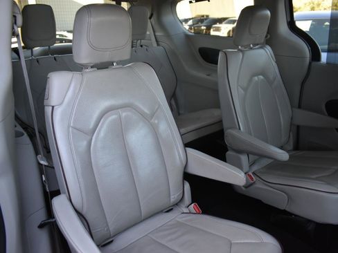 Used 2020 Chrysler Pacifica Limited image 30