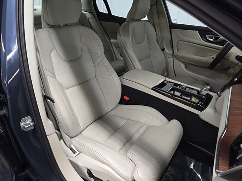 Used 2019 Volvo S60 T8 Inscription image 15