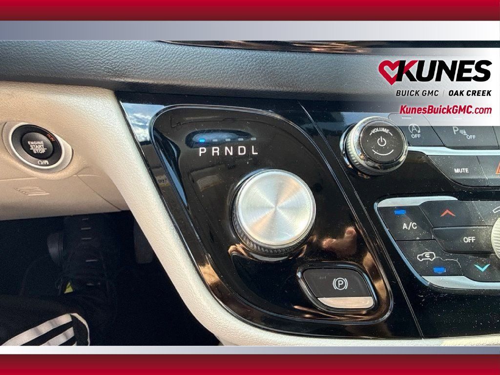 Used 2023 Chrysler Pacifica Touring-L FWD image 28