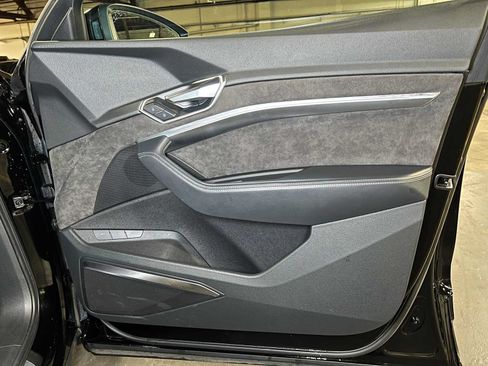 Used 2019 Audi e-tron Prestige w/ Prestige Package AWD/4WD image 10