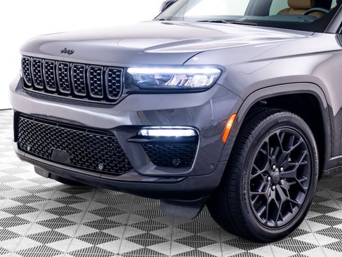 Used 2025 Jeep Grand Cherokee Summit AWD/4WD image 43