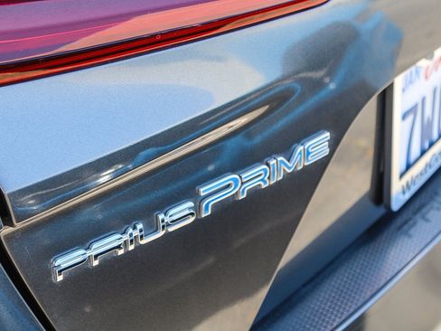 Used 2017 Toyota Prius Prime Premium w/ Preferred Accessory Package FWD image 14
