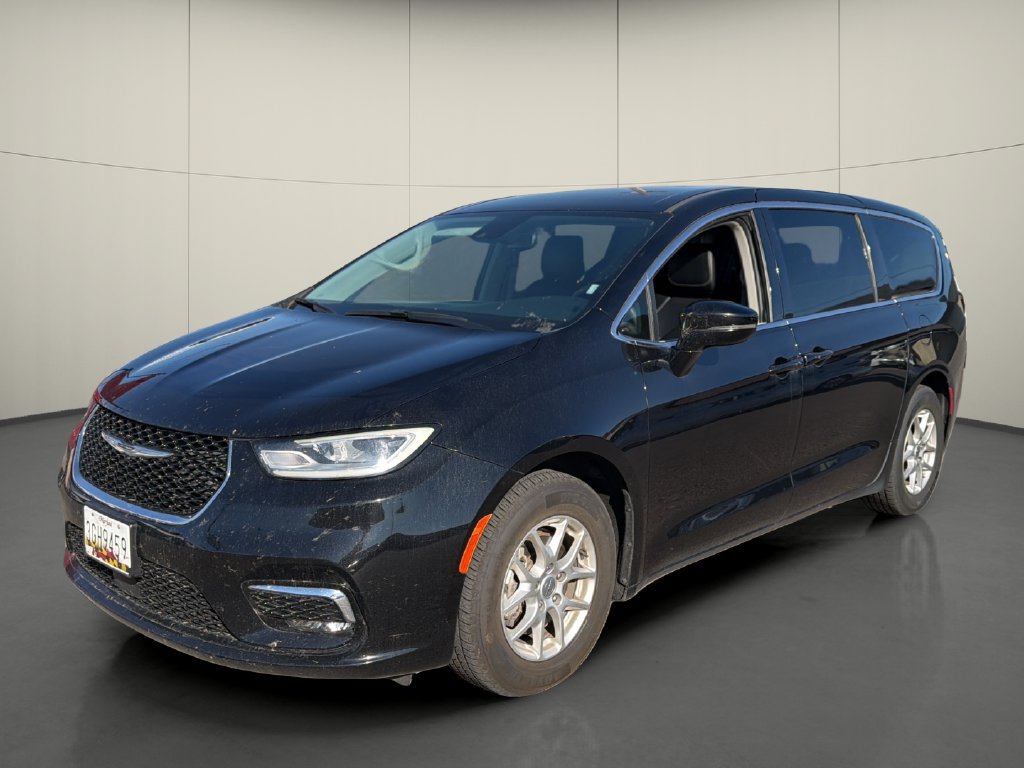 Used 2024 Chrysler Pacifica Touring-L FWD image 3