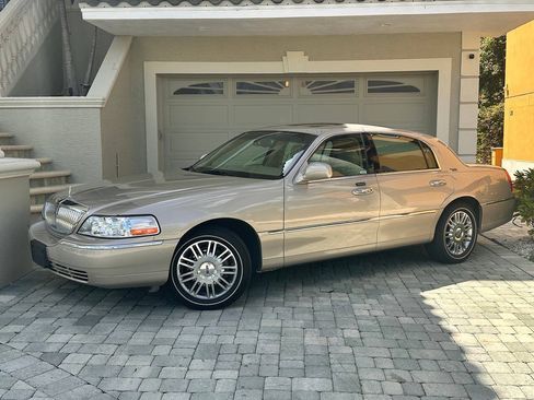 Used 2007 Lincoln Town Car Signature Limited RWD image 5