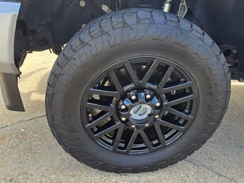 Used 2022 Ford F250 Lariat w/ Black Appearance Package image 9