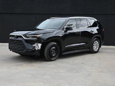 Used 2024 Toyota Grand Highlander AWD image 2