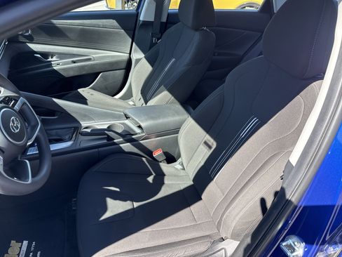 Used 2023 Hyundai Elantra SEL w/ Preferred Accessory Package FWD image 12