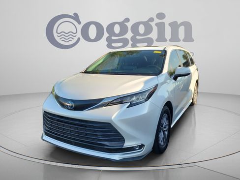 Used 2023 Toyota Sienna XLE FWD image 2