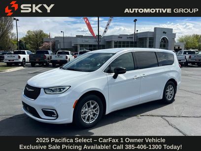 Used 2025 Chrysler Pacifica Select
