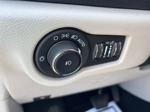Used 2023 Chrysler Pacifica Touring-L FWD image 20