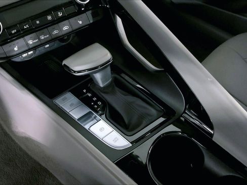 Used 2025 Hyundai Elantra SEL image 17