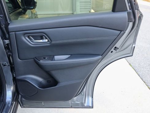 Used 2025 Nissan Rogue SL FWD image 19