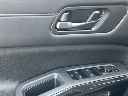 Used 2024 Nissan Pathfinder SV image 12