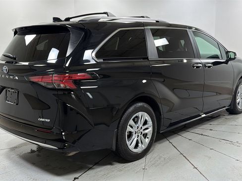 Certified 2025 Toyota Sienna Limited image 5