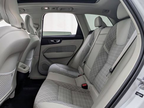 Used 2022 Volvo XC60 B5 Momentum AWD/4WD image 17