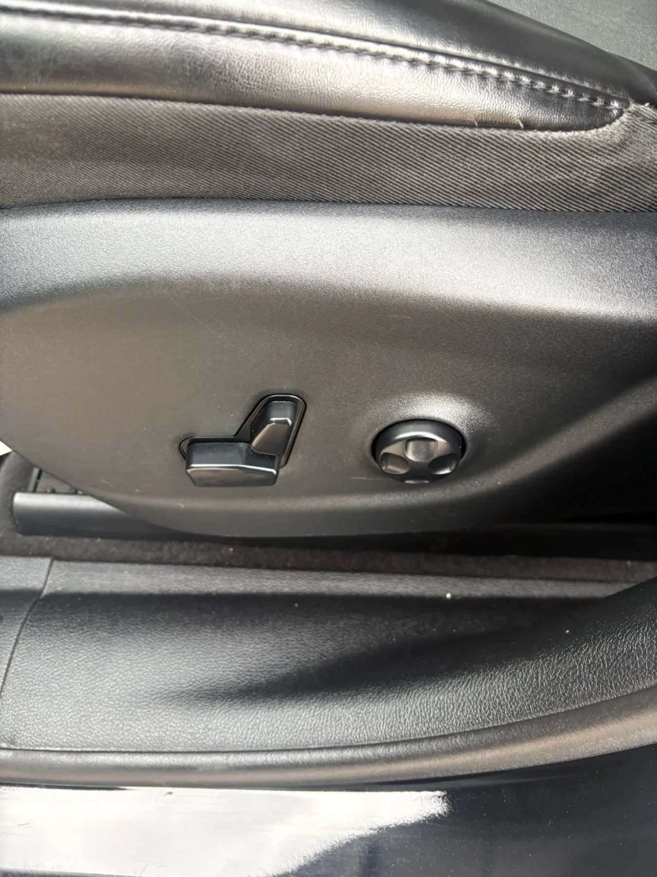 Used 2019 Jeep Cherokee Latitude Plus AWD/4WD image 14