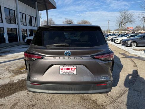 Used 2021 Toyota Sienna XLE image 6