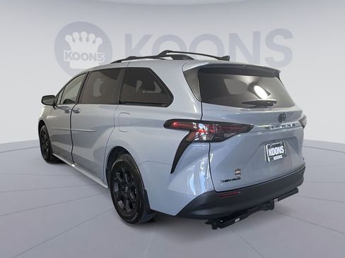 Used 2025 Toyota Sienna XLE Woodland Edition AWD/4WD image 4