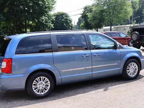 Used 2011 Chrysler Town & Country Touring-L w/ Driver Convenience Group FWD image 9