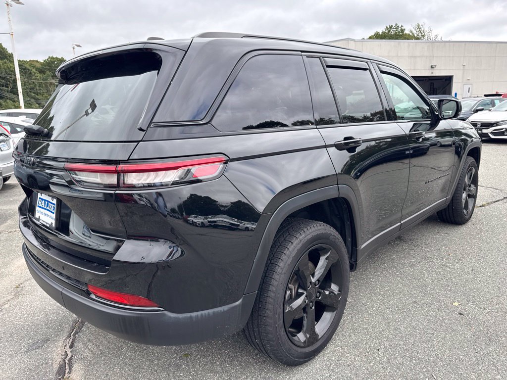 Used 2023 Jeep Grand Cherokee Limited w/ Black Appearance Package AWD/4WD image 4