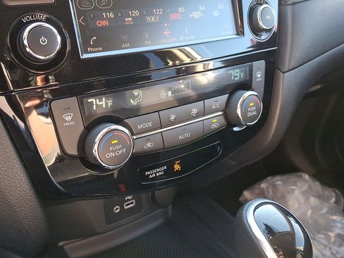 Used 2020 Nissan Rogue SV image 15