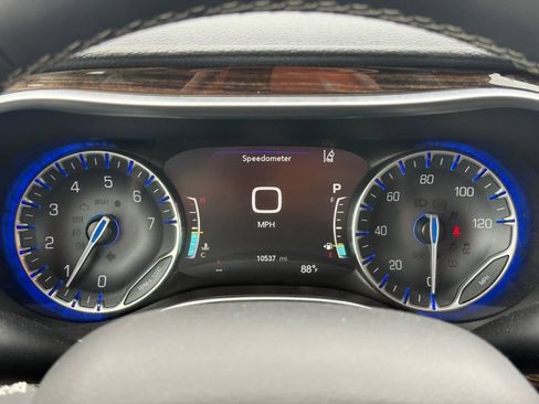 Used 2024 Chrysler Pacifica Limited w/ Uconnect Theater Family Group FWD image 9