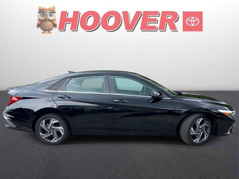 Used 2025 Hyundai Elantra Limited FWD image 2