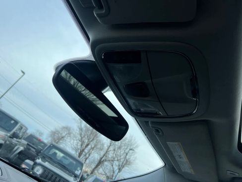 Used 2019 Jeep Cherokee Limited image 27