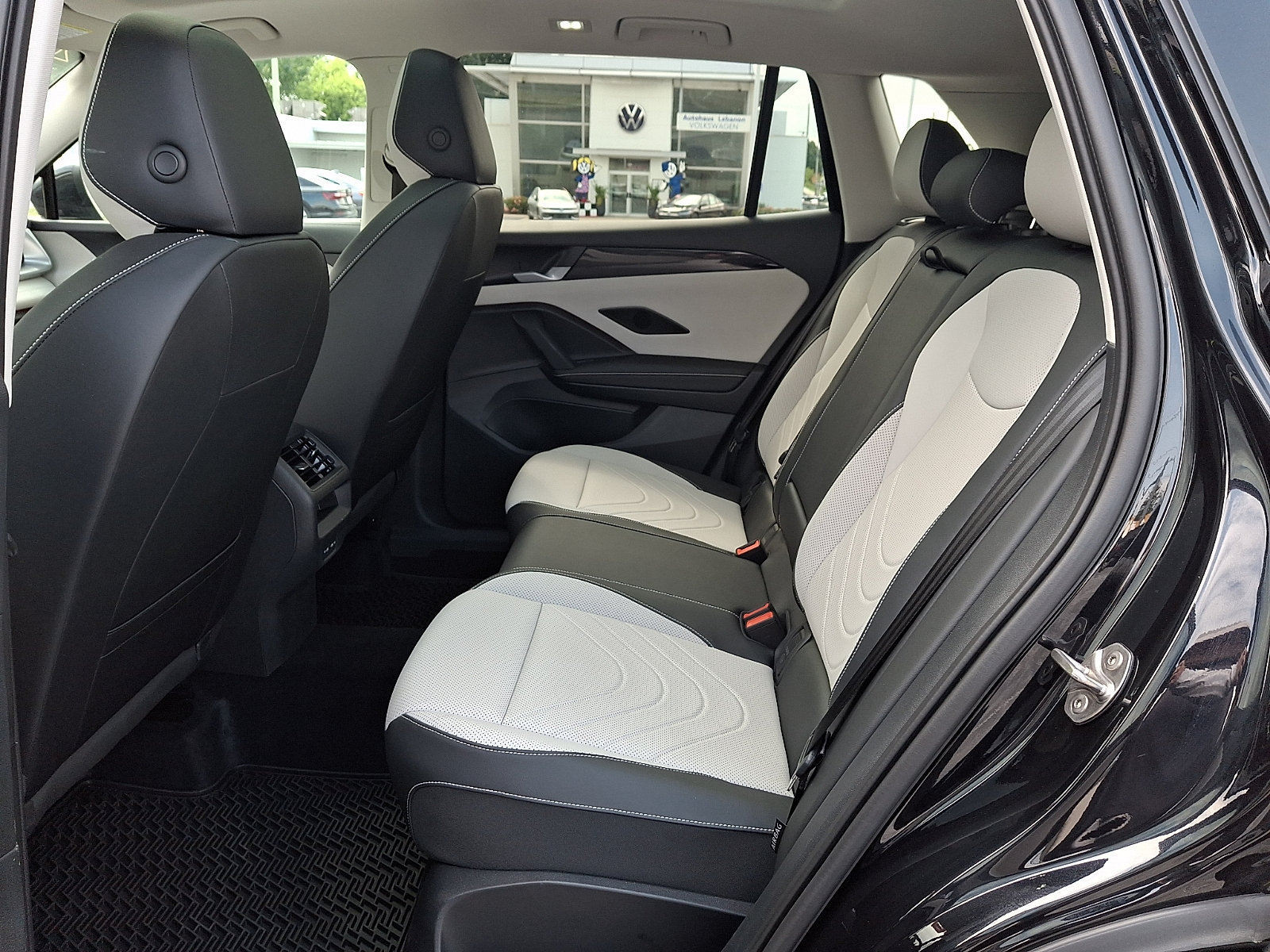 Used 2025 Volkswagen Tiguan SE AWD/4WD image 11