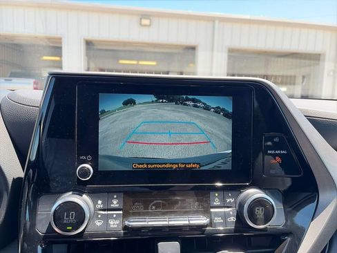 Used 2024 Toyota Highlander LE FWD image 19