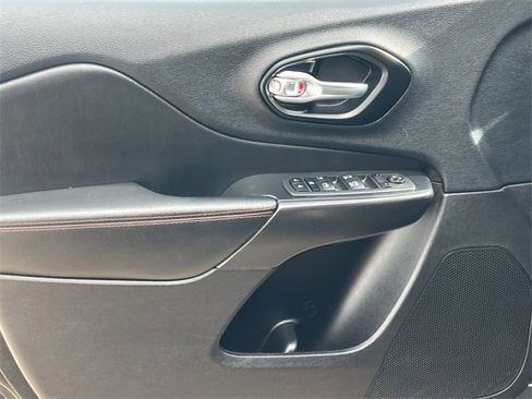 Used 2022 Jeep Cherokee Trailhawk image 16