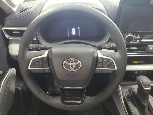Used 2026 Toyota Highlander Platinum AWD/4WD image 30
