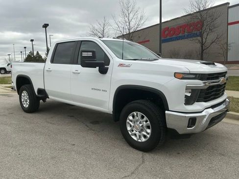 Used 2024 Chevrolet Silverado 2500 LT w/ Convenience Package image 2