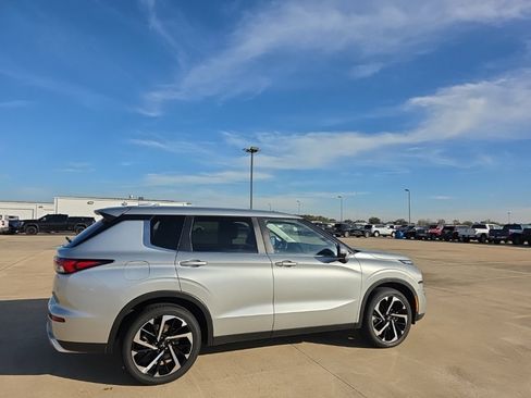 Used 2022 Mitsubishi Outlander SE image 3