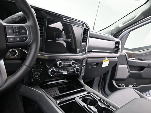 New 2026 Ford F250 Lariat w/ Black Appearance Package image 19