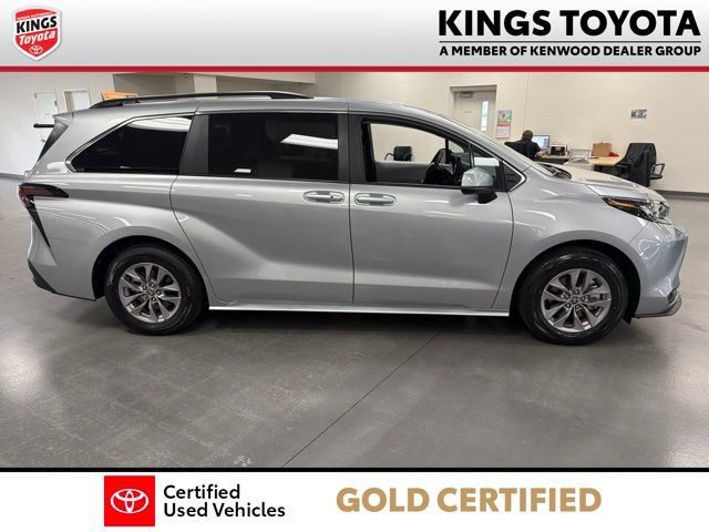 Used 2025 Toyota Sienna LE AWD/4WD image 9