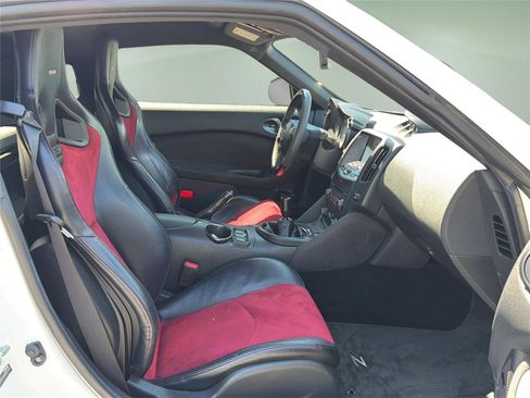 Used 2017 Nissan 370Z NISMO RWD image 19