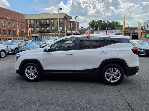 Used 2024 GMC Terrain SLE FWD image 9