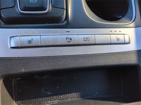 Used 2022 Kia Carnival LX image 25