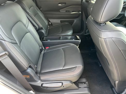 New 2025 Nissan Pathfinder SL w/ SL Premium Package image 16