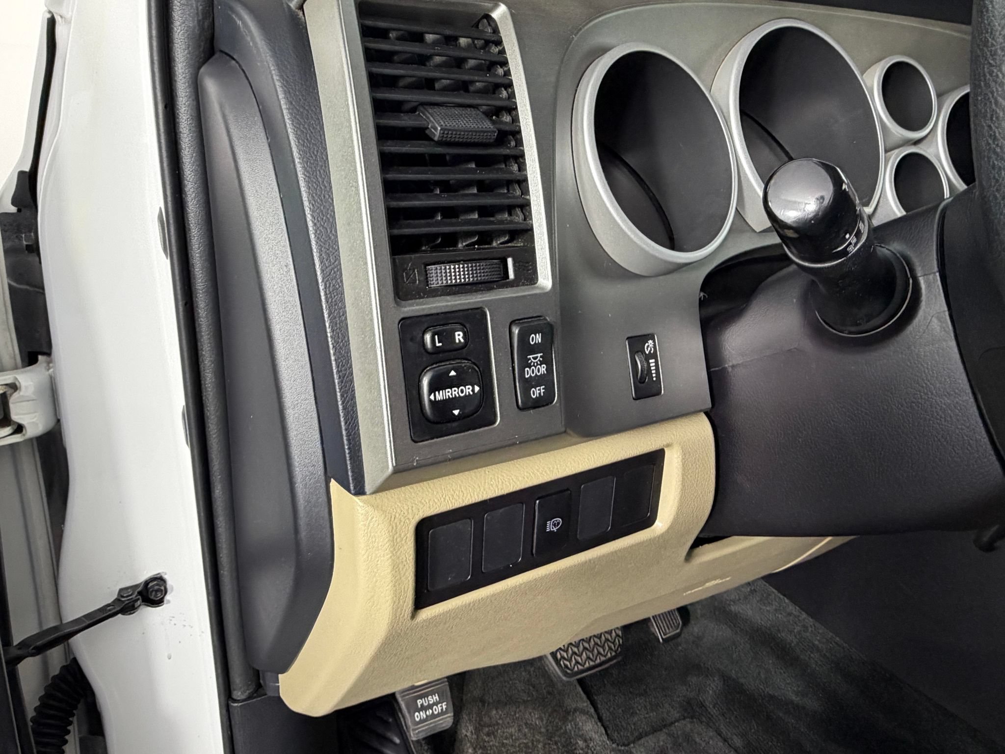 Used 2016 Toyota Sequoia SR5 AWD/4WD image 22
